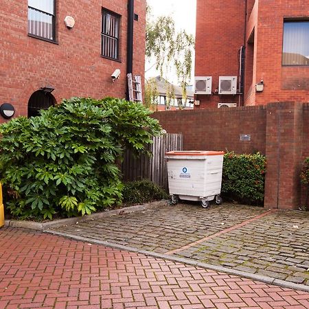 Russell Scott Backpackers Hostel Лидс Экстерьер фото