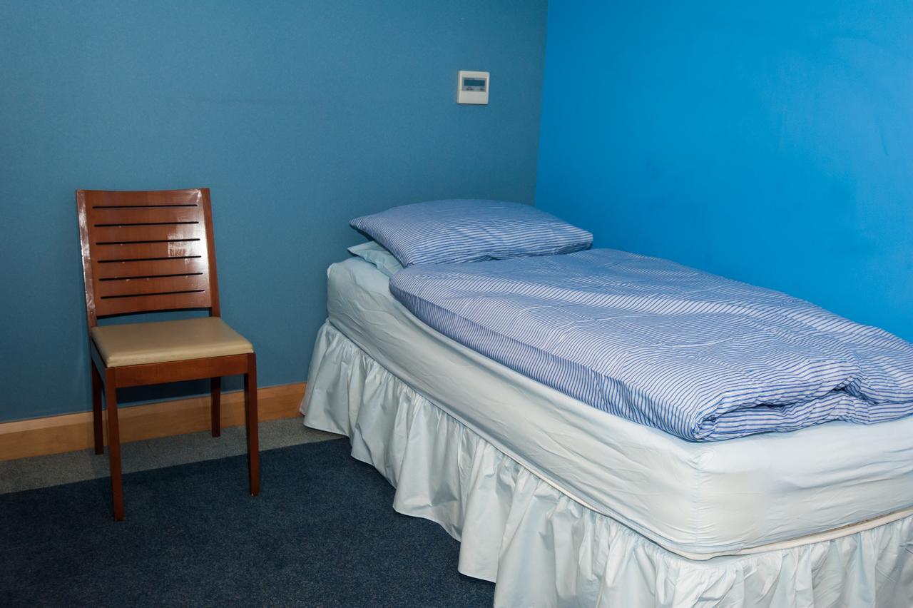 Russell Scott Backpackers Hostel Лидс Экстерьер фото