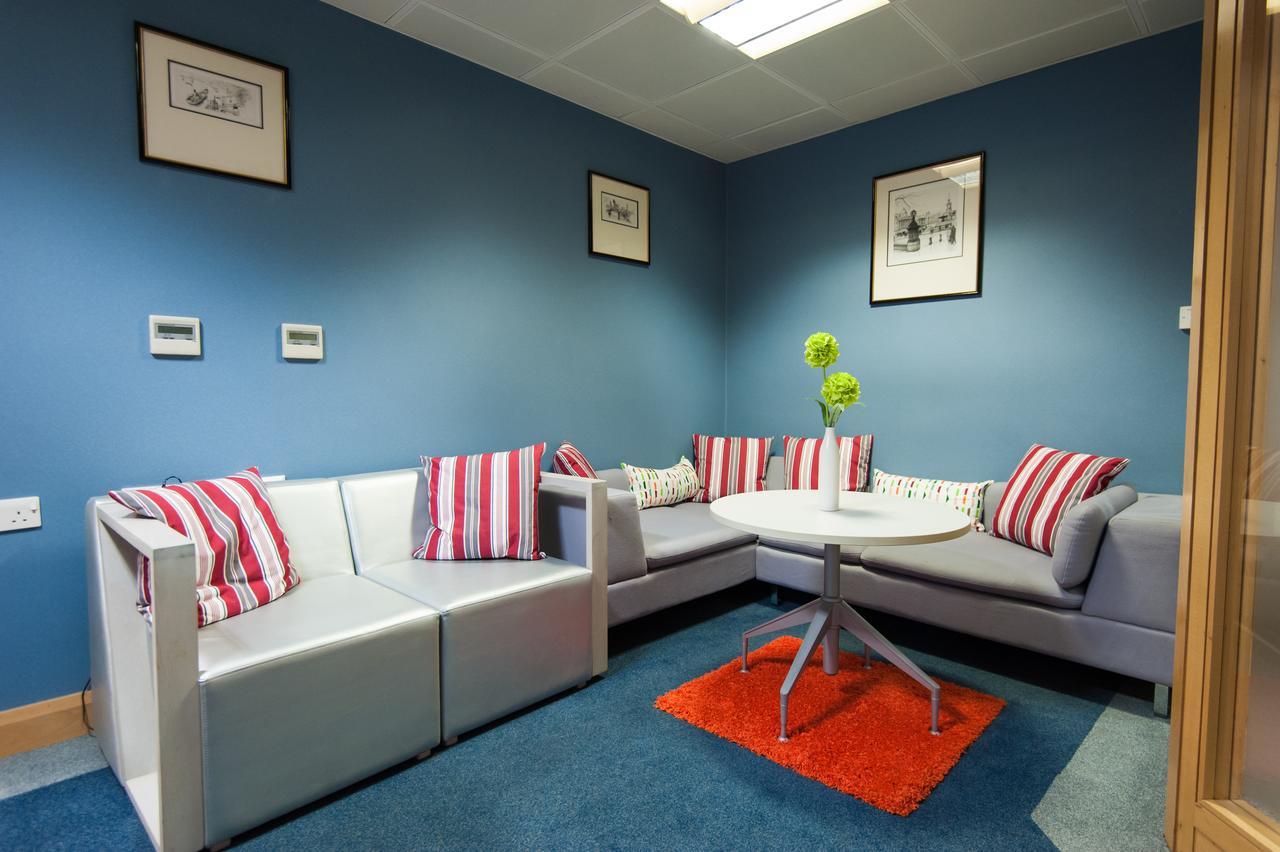 Russell Scott Backpackers Hostel Лидс Экстерьер фото