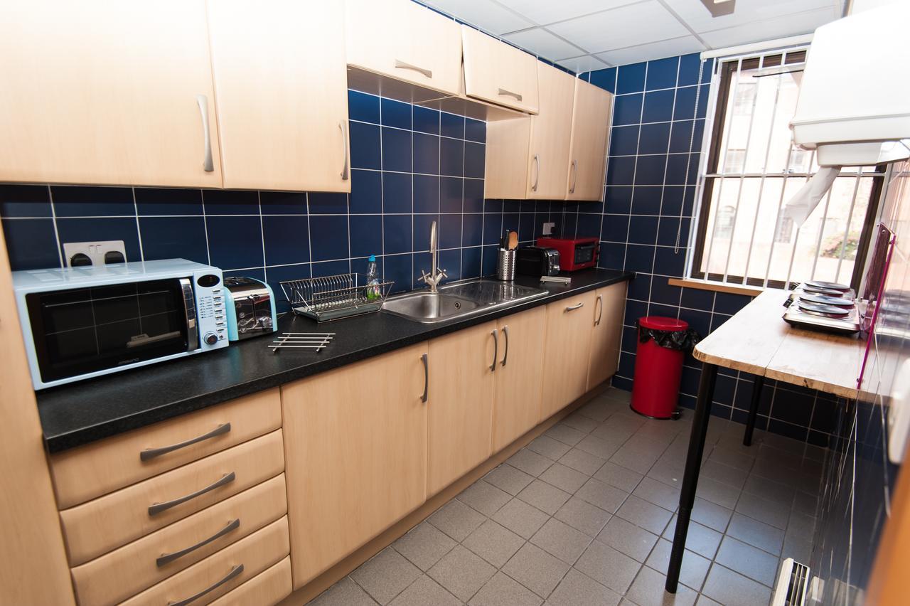 Russell Scott Backpackers Hostel Лидс Экстерьер фото