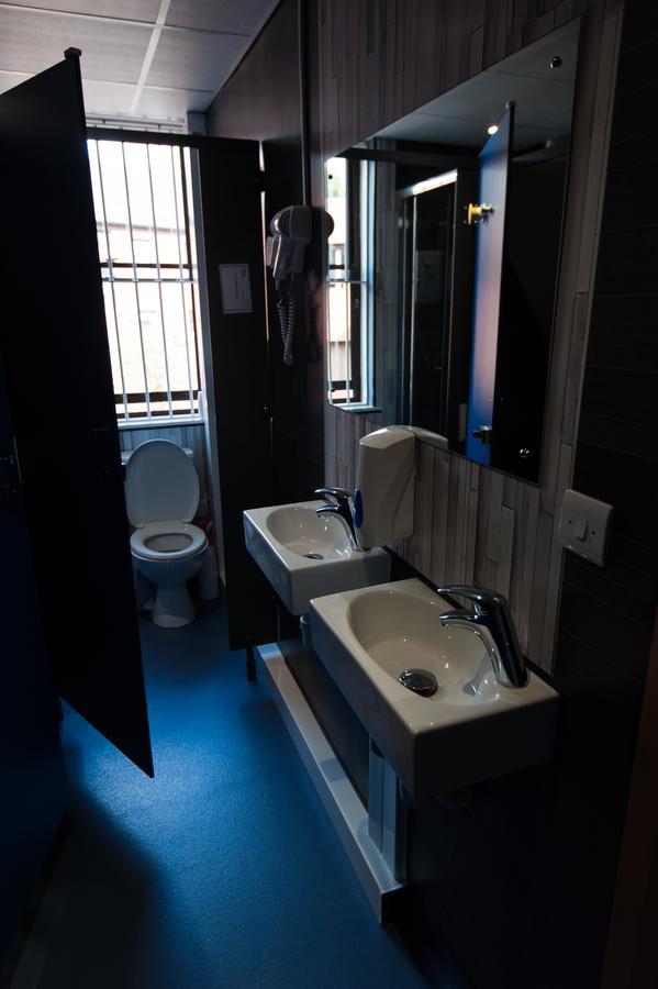 Russell Scott Backpackers Hostel Лидс Экстерьер фото