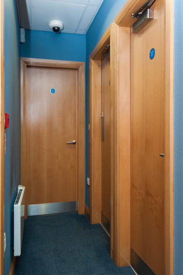 Russell Scott Backpackers Hostel Лидс Экстерьер фото